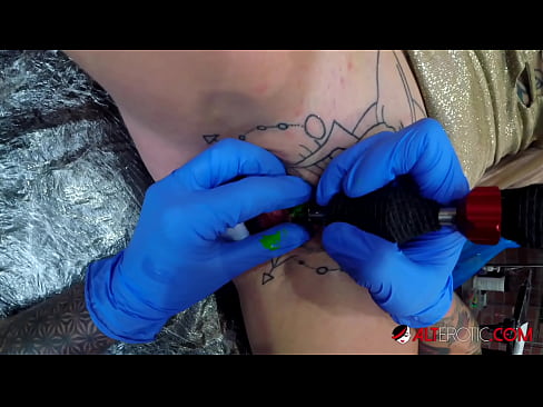 ❤️ Extremt tatuerade snyggingen Sully Savage fick en tatuering på sin klitoris Porno at us sv.sexafinkarasskaz.ru ❌