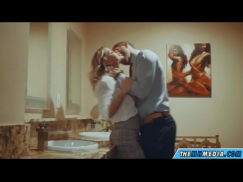 ❤️ När en bystig blondin förför dig på en offentlig toalett Porno at us sv.sexafinkarasskaz.ru ❌